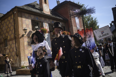 煙突掃除人1300人がパレード、売買発祥の地で イタリア