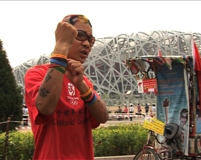 【動画】北京五輪に熱中、全身タトゥで動く広告塔になった中国人男性