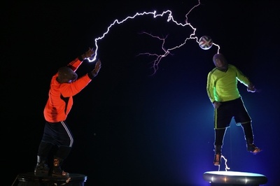 中国のパフォーマンスグループ、稲妻サッカーを披露