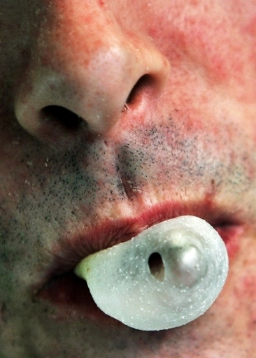 法廷でガムふくらませた男に禁固30日、オーストラリア