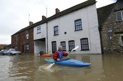 英南西部で洪水、800世帯浸水