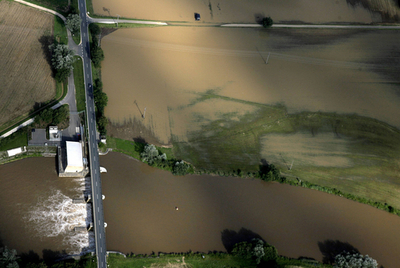 ドイツ南部と東部で集中豪雨、住宅や道路が水浸しに
