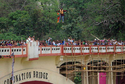 ギネス記録男性、髪の毛で川を渡るスタントで死亡 インド