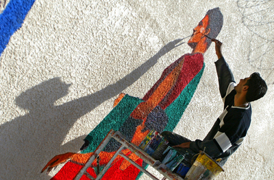 がれきの街に彩りを添える巨大壁画、バグダッドのテロ防止壁がキャンバスに