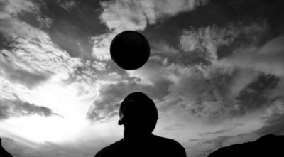 「少年少女のヘディングは禁止にすべき」、脳損傷の専門家が警鐘