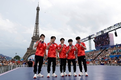 金の体操男子日本、エッフェル塔背に記念撮影 パリ五輪