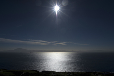 ジブラルタル海峡をタイヤで渡海試みる、スペイン当局が移民の少年救出 