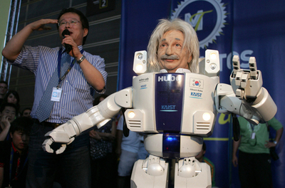 「アインシュタイン」のそっくりロボットがスペインのハイテクイベントに登場