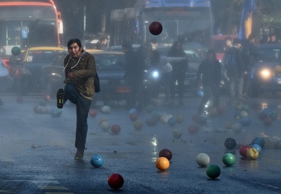 より良い教育求め、学生らがボール蹴ってデモ チリ