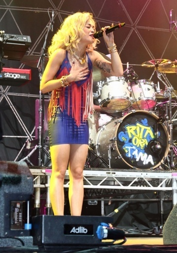 ｢エミリオ・プッチ｣、英歌手リタ・オラのツアー衣装をデザイン