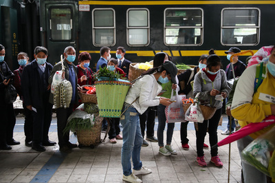 山あいを行く鈍行列車、忙しさ戻る 中国・貴州