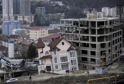 トンネル崩壊で住宅傾く、ソチ五輪インフラ整備で