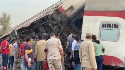 動画:エジプトで列車脱線、11人死亡 98人負傷