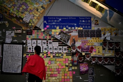 香港民主活動家が襲撃される、刃物で首と腹部を負傷