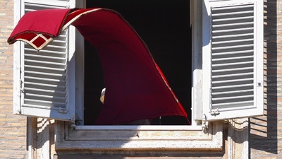 【今日の1枚】いたずら好きな風、祈りの邪魔に