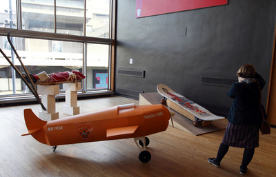 「クレイジーな棺おけ」、死の話題タブーの英国に一石投じる