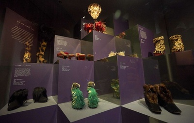 世界中の美しい靴を展示、「Shoes: Pleasure and Pain」展