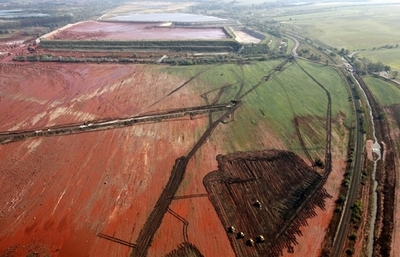 ハンガリーの有毒汚泥流出事故、工場運営会社15人の裁判始まる