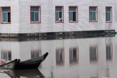 背負われて洪水視察し罷免に、中国