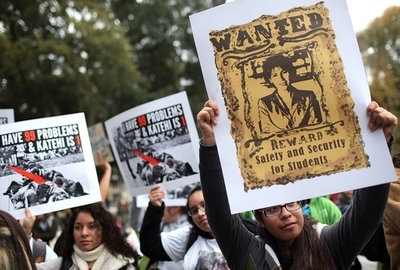 米大学で座り込みデモの学生に催涙スプレー、管轄警察署長は停職