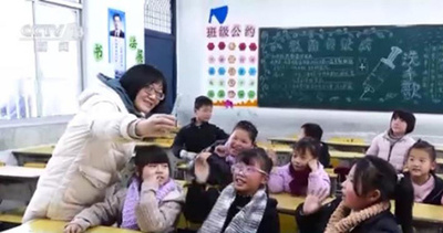 小学生たちの元に「謎」の手編みマフラーが届いた 中国