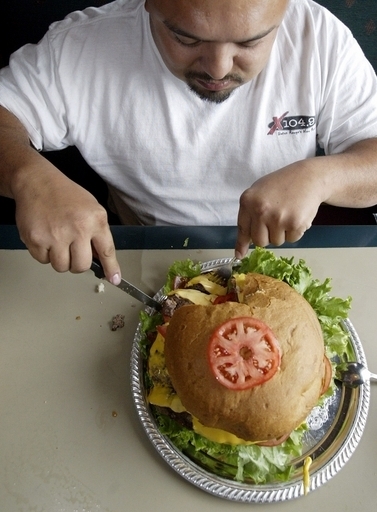 「ウェイター! ブロッコリーの中にヘビの頭が入ってるぞ」、NYレストランで客が仰天