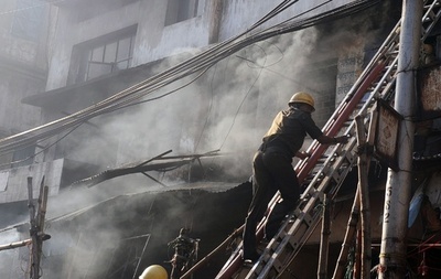 違法営業店の雑居ビルで火災、19人死亡 インド・コルカタ