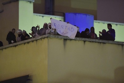 収容施設の屋上で移民40人が抗議行動、スペイン・マドリード