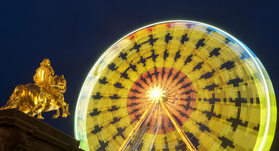 黄金の騎馬像と輝く観覧車、ドイツ・ドレスデン