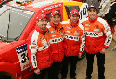 第30回ダカールラリーの車両検査が行われる