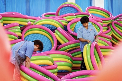 【今日の1枚】繁忙期の追い込み、遊泳グッズ生産 中国