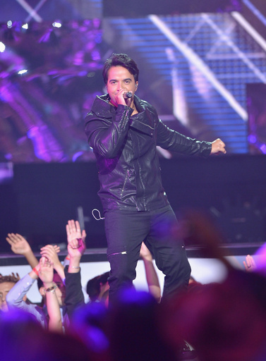 E・イグレシアスさん、コンサートでドローンつかみ右手負傷