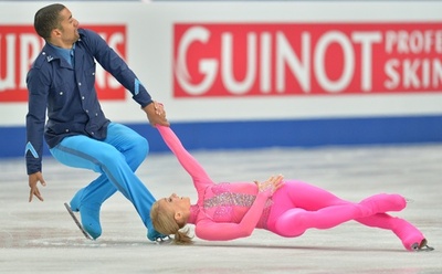 サフチェンコ/ショルコウィー組がペアSP首位、世界フィギュア