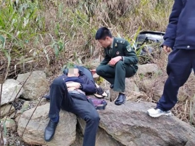 花嫁を迎えにいく途中 新郎が事故で崖から落ちた車を救援 中国