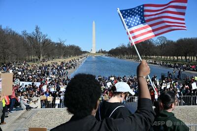 科学者が全米各地でデモ トランプ政権の予算削減に抗議