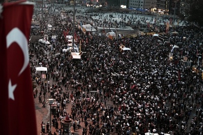 トルコ反政府デモ7日目、首相「再開発続行」宣言で火に油注ぐ