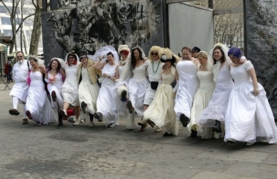 結婚式のパロディー「ブライズ・オブ・マーチ」、米NY