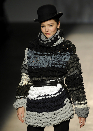 ＜09/10年秋冬：080 バルセロナ＞ショーに人気モデルのミランダ・カー登場