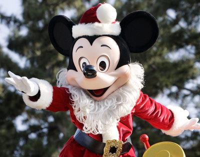 TDLで開催中のクリスマス向けパレード、サンタクロース姿のミッキーマウスも