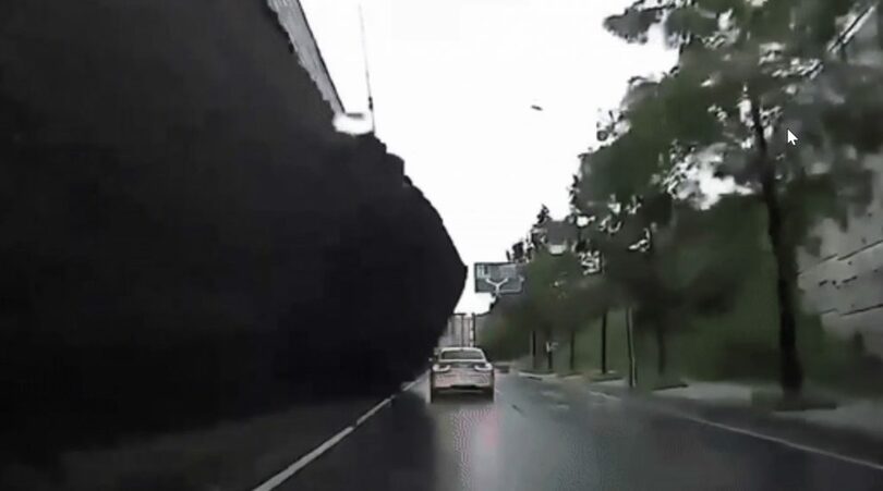 16日、京畿道烏山市で崩壊した高さ10メートルの擁壁が乗用車を直撃した瞬間＝オンラインコミュニティ(c)news1