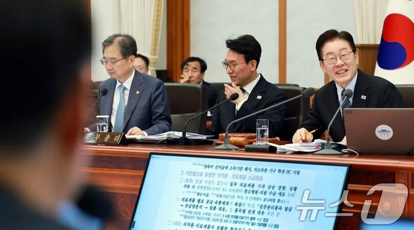 国務会議で、キム・ソンファン（金星煥）気候エネルギー環境相に質問するイ・ジェミョン（李在明）大統領（c）news1