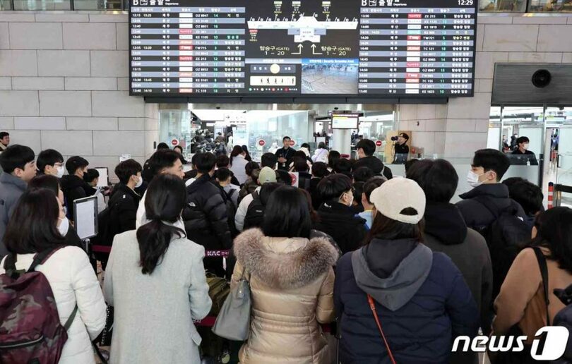 ソウル金浦空港の国内線で搭乗を待つ旅行客(c)news1