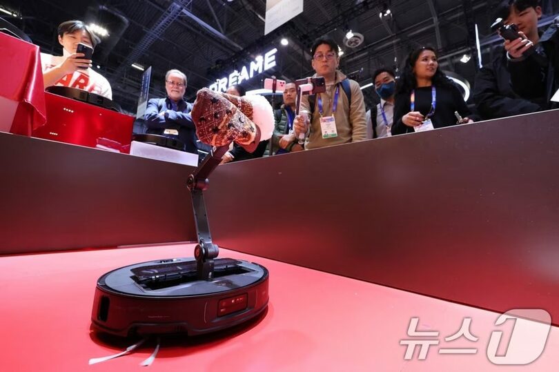 靴下を片付けるロボットアーム付きロボット掃除機(c)news1