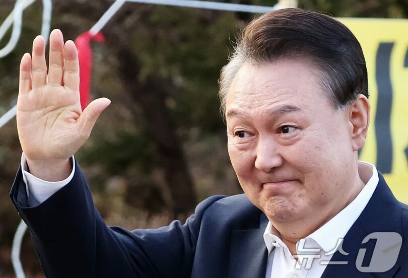 8日午後、ソウル拘置所を出所し、支持者に挨拶する韓国のユン・ソンニョル（尹錫悦）大統領(c)news1
