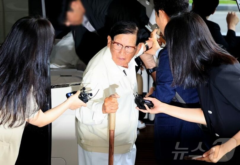 検警合同捜査本部に出頭する新興宗教「新天地イエス教証しの幕屋聖殿」（新天地）のイ・マンヒ総会長(c)news1