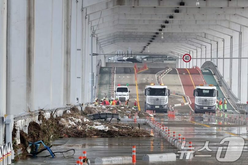 2024年7月19日、集中豪雨で増水したソウル・蚕室大橋(c)news1