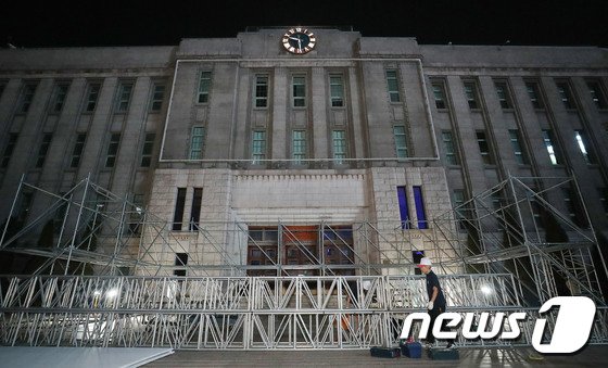 30日午後、ソウル市庁前のソウル広場で関係者が「梨泰院惨事」犠牲者合同焼香所を設置している(c)news1