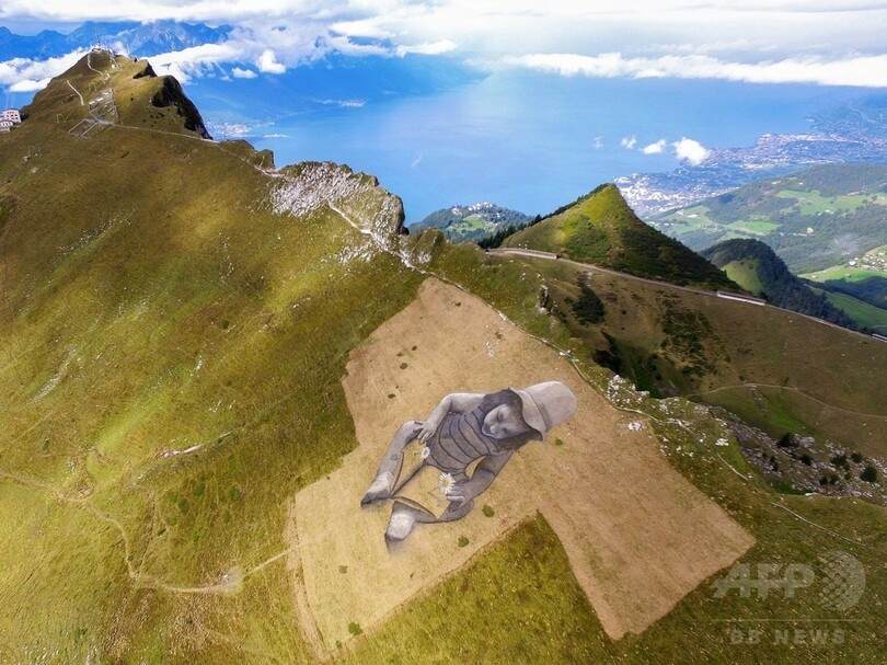 スイスの山に巨大アート出現 画材は600リットルの小麦粉や乳たんぱく 写真3枚 国際ニュース Afpbb News