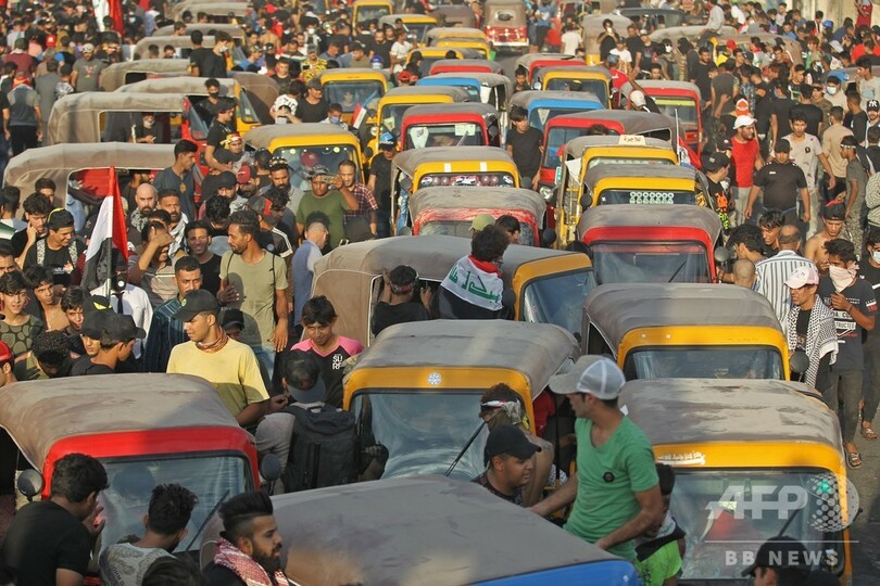 イラク首都でデモ、治安部隊と衝突 反政府デモ開始から1年