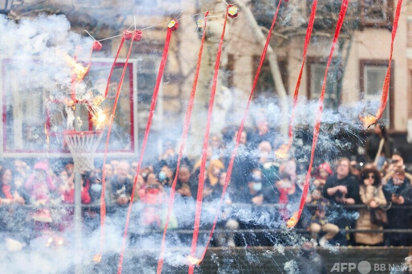 春節のチャイナタウンで自動運転車襲撃、炎上 米サンフランシスコ